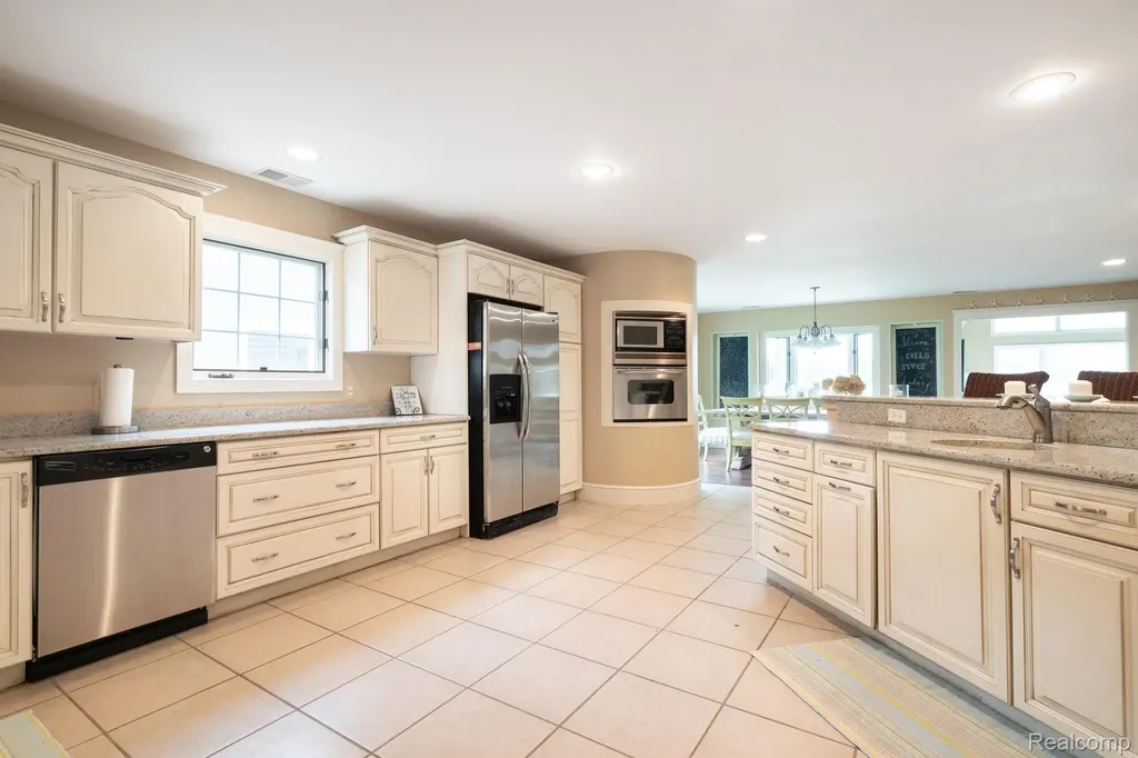 3831 Woodland Drive Highland Charter Township MI 48356