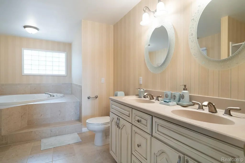 3831 Woodland Drive Highland Charter Township MI 48356