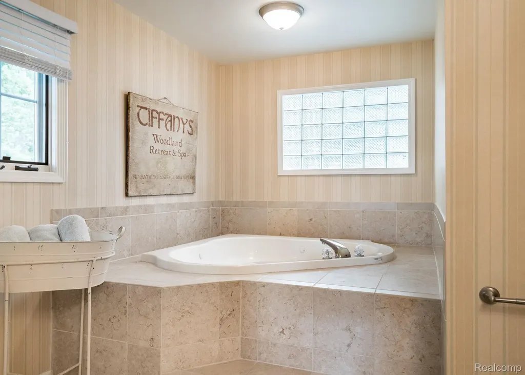3831 Woodland Drive Highland Charter Township MI 48356