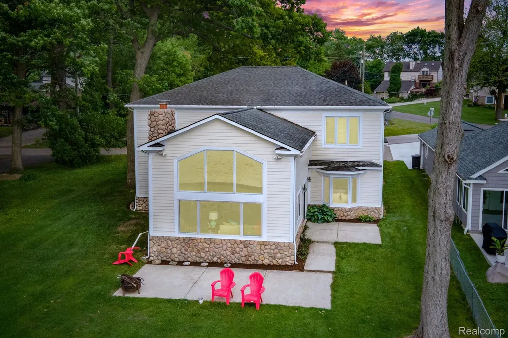 3831 Woodland Drive Highland Charter Township MI 48356