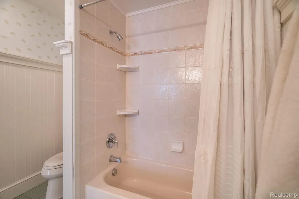 3831 Woodland Drive Highland Charter Township MI 48356