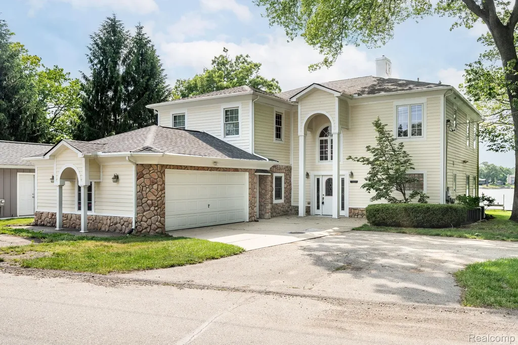 3831 Woodland Drive Highland Charter Township MI 48356