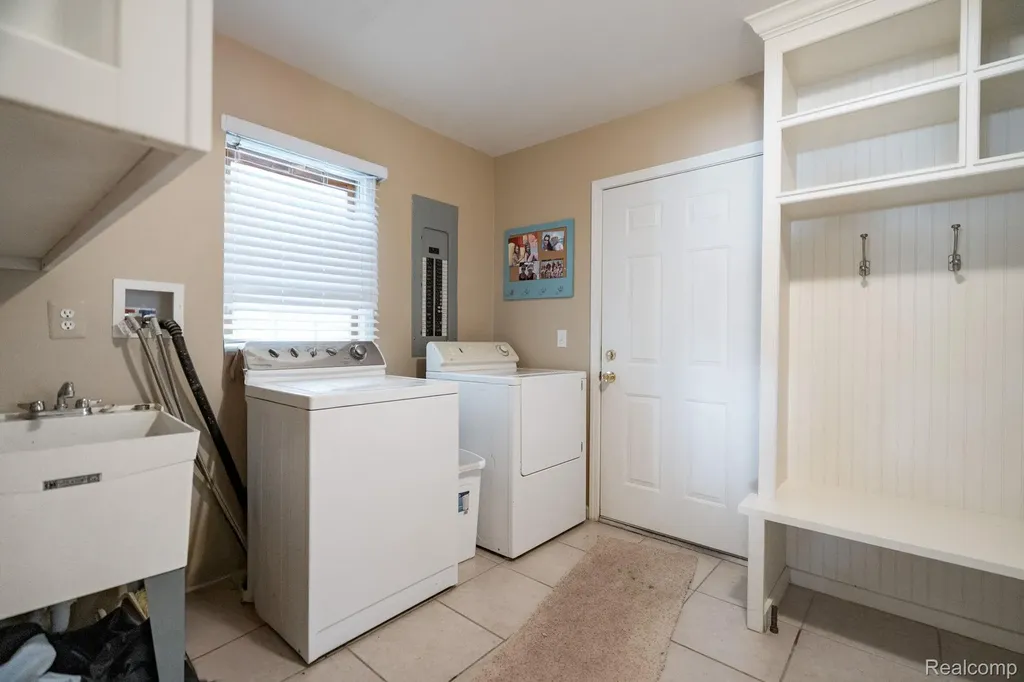 3831 Woodland Drive Highland Charter Township MI 48356