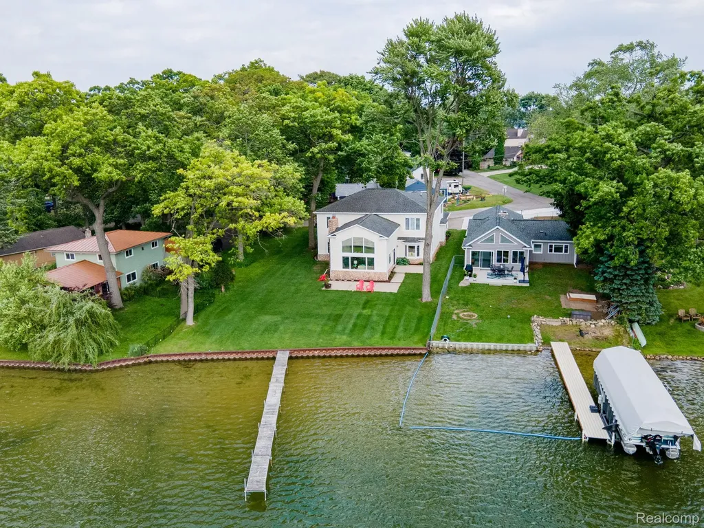 3831 Woodland Drive Highland Charter Township MI 48356