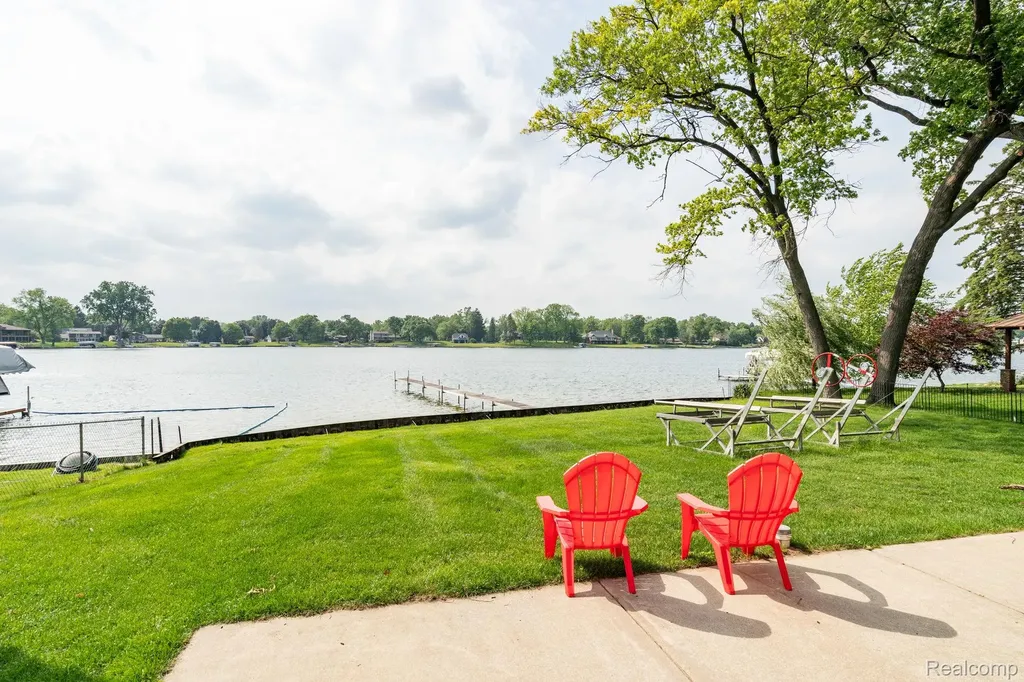 3831 Woodland Drive Highland Charter Township MI 48356