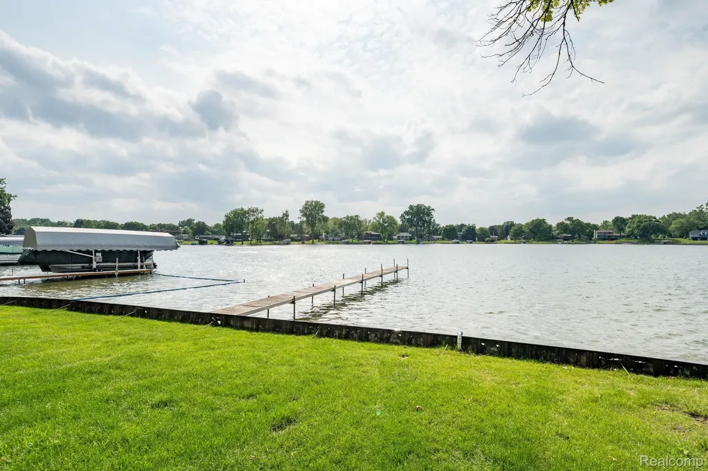 3831 Woodland Drive Highland Charter Township MI 48356