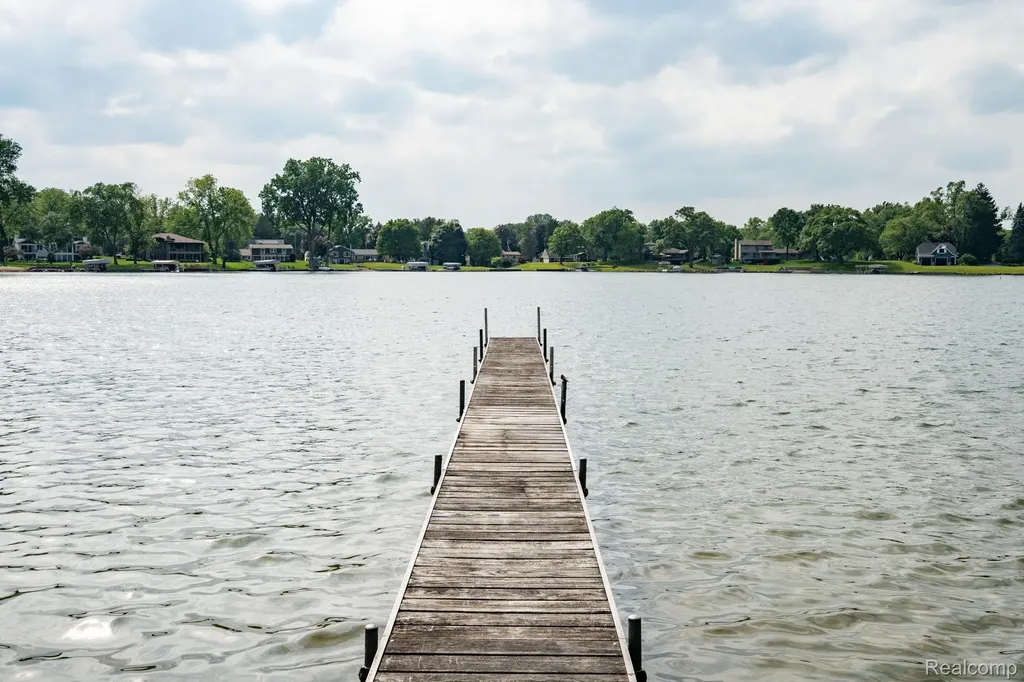3831 Woodland Drive Highland Charter Township MI 48356