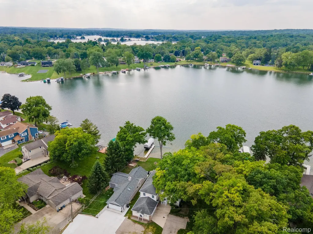 3831 Woodland Drive Highland Charter Township MI 48356