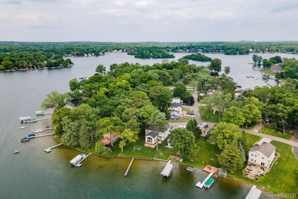 3831 Woodland Drive Highland Charter Township MI 48356