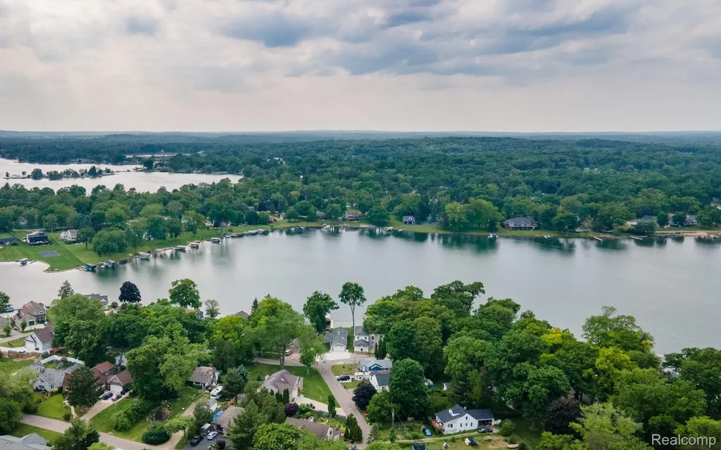 3831 Woodland Drive Highland Charter Township MI 48356