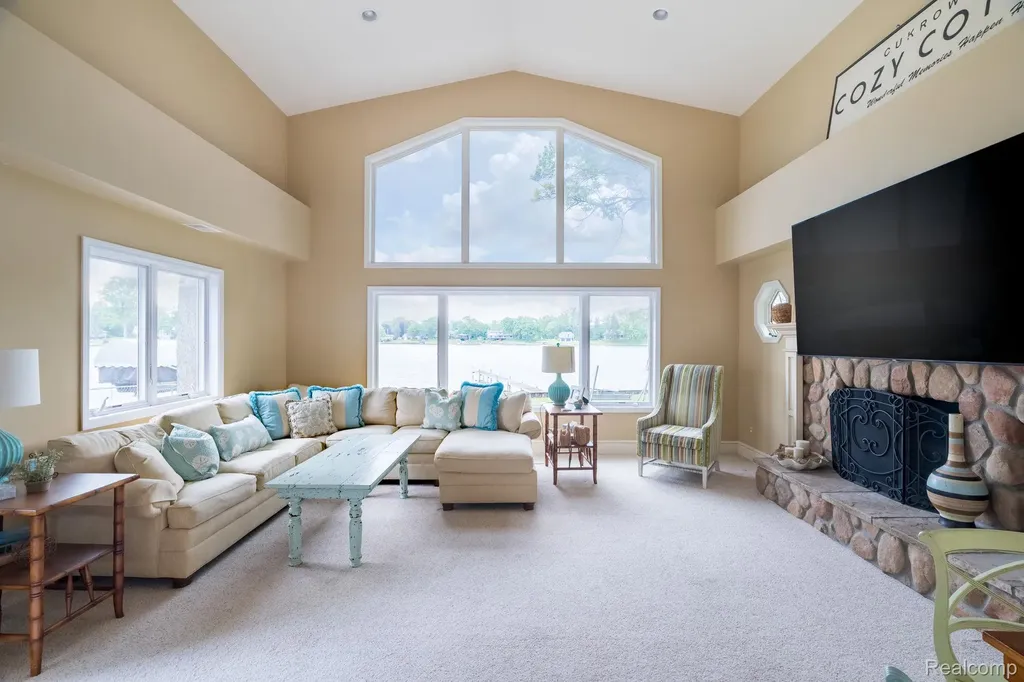 3831 Woodland Drive Highland Charter Township MI 48356