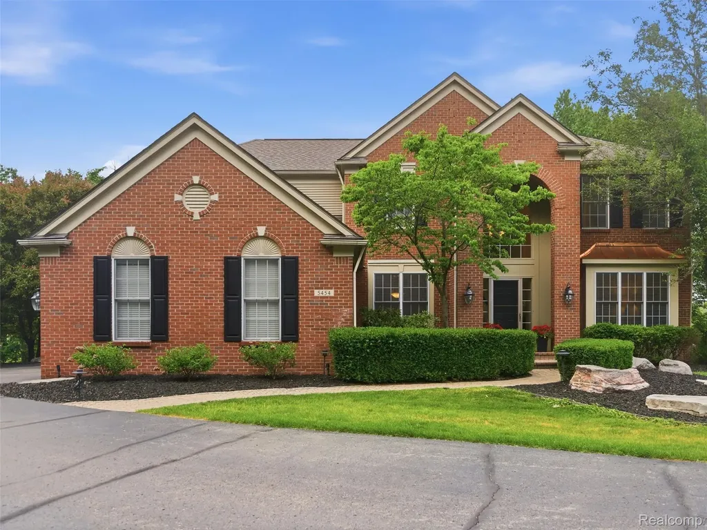 5454 Creekmonte Drive Oakland Charter Township MI 48306