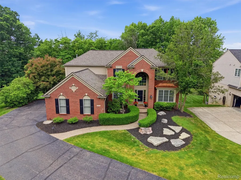 5454 Creekmonte Drive Oakland Charter Township MI 48306