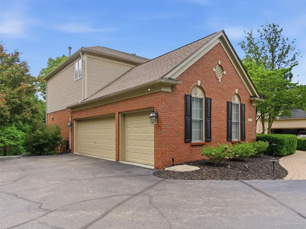 5454 Creekmonte Drive Oakland Charter Township MI 48306