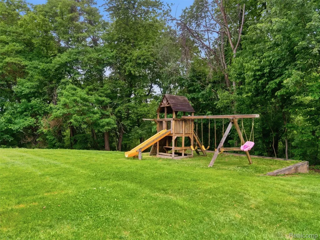 5454 Creekmonte Drive Oakland Charter Township MI 48306