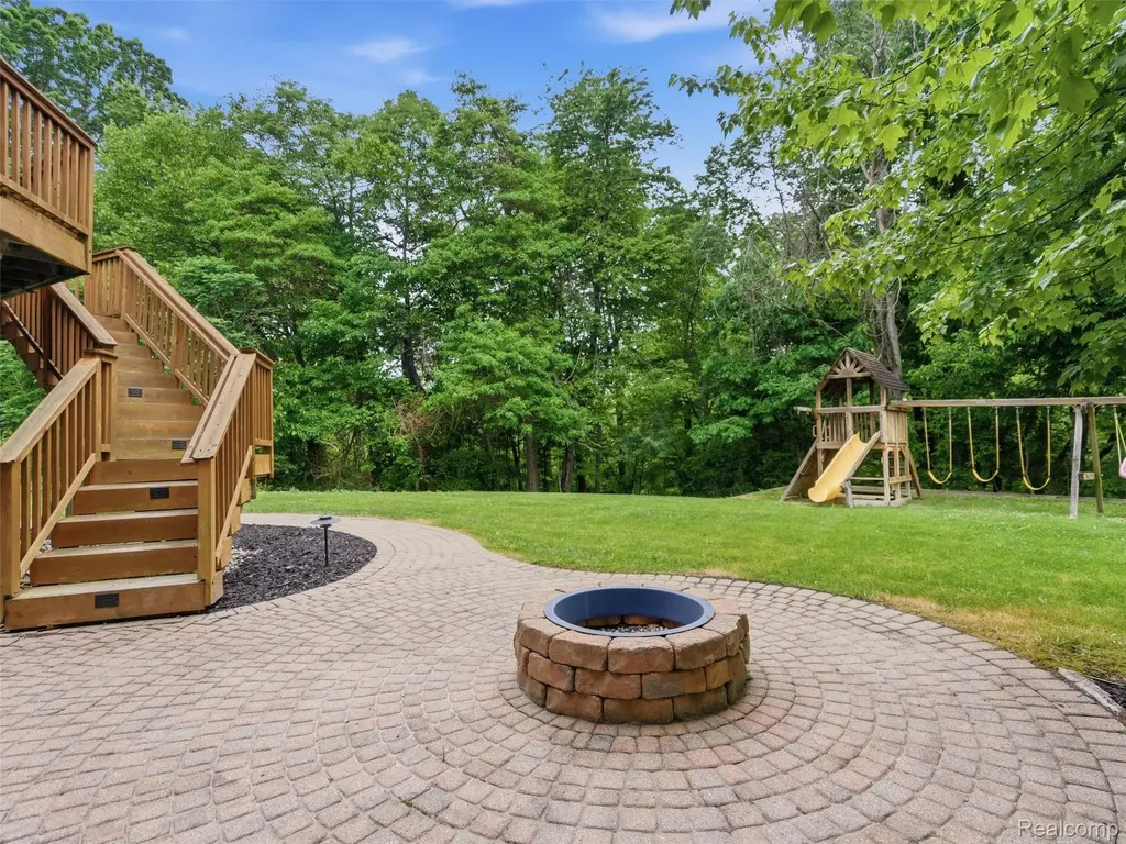 5454 Creekmonte Drive Oakland Charter Township MI 48306
