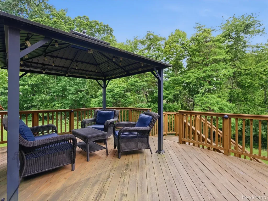 5454 Creekmonte Drive Oakland Charter Township MI 48306