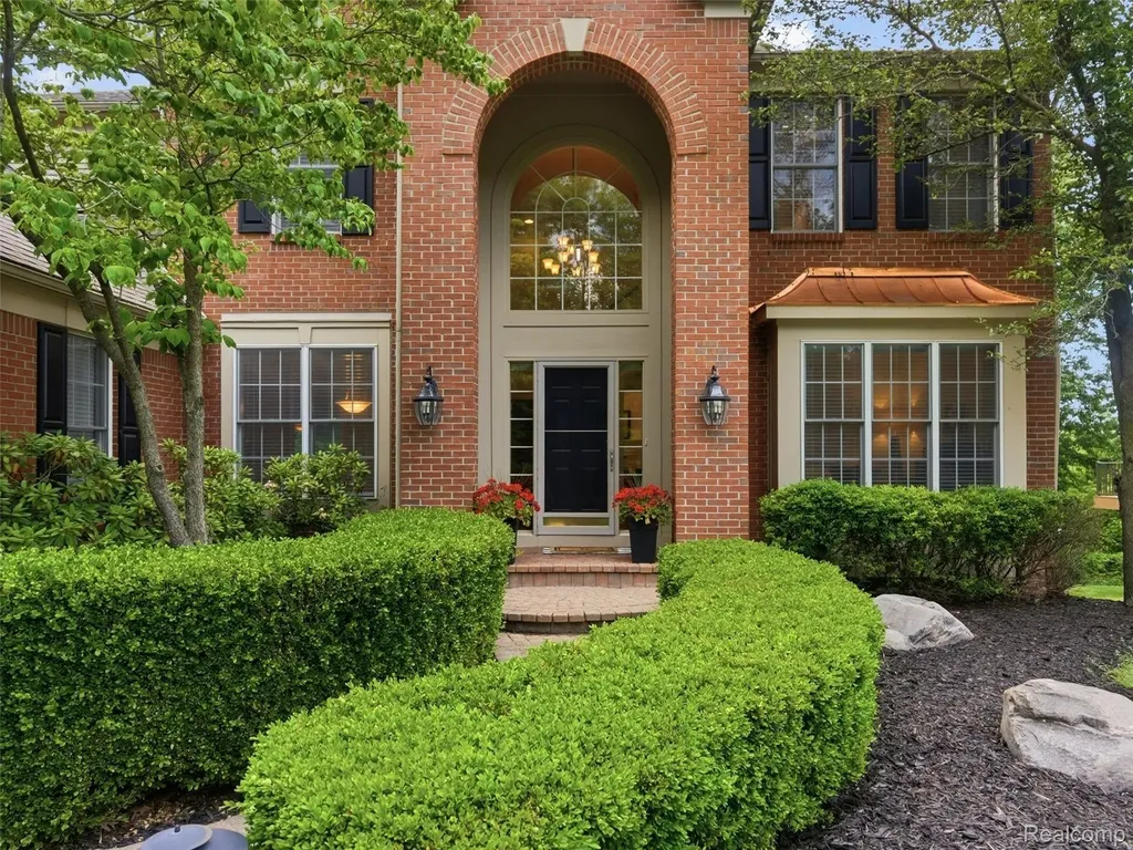 5454 Creekmonte Drive Oakland Charter Township MI 48306