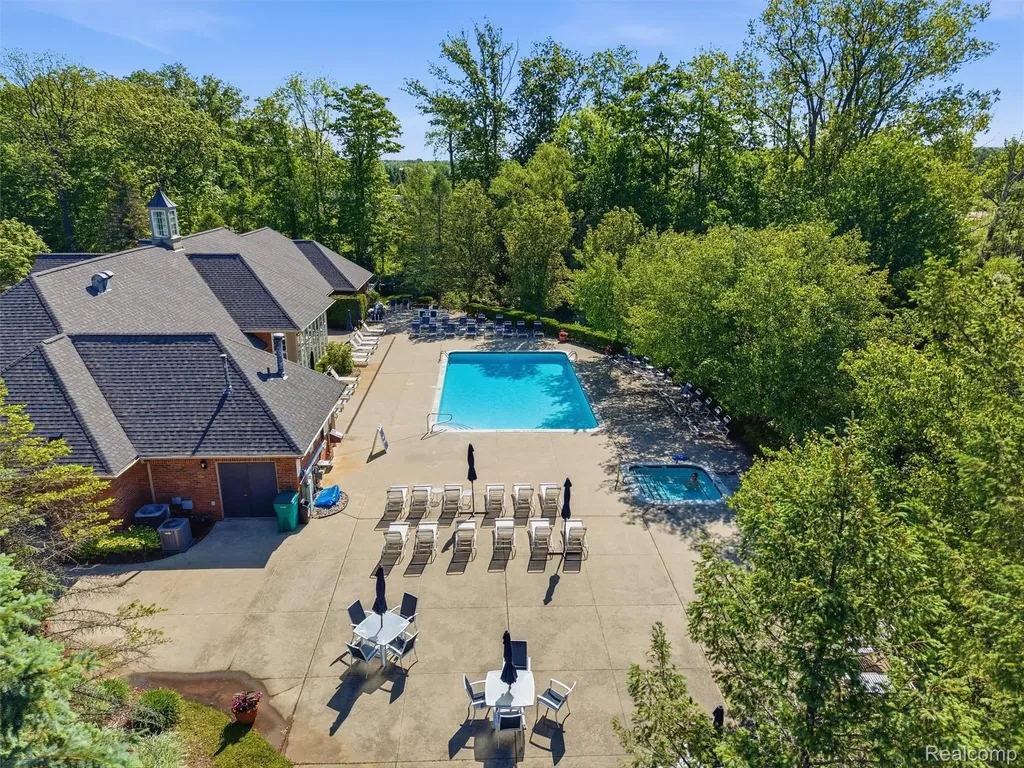 5454 Creekmonte Drive Oakland Charter Township MI 48306