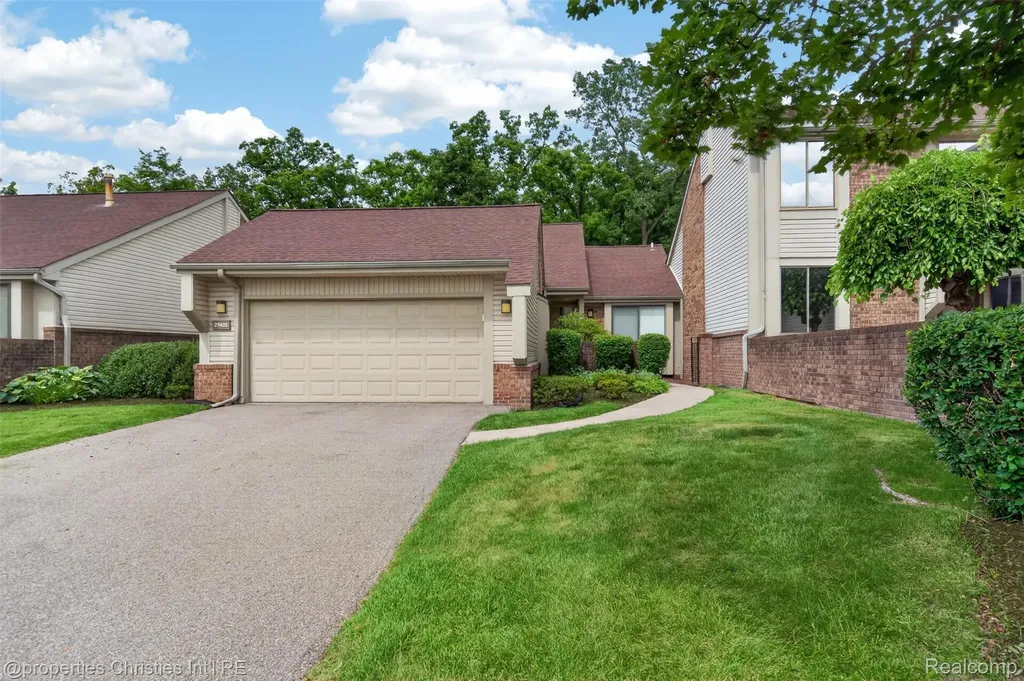 29433 W Chanticleer Drive Southfield City MI 48034