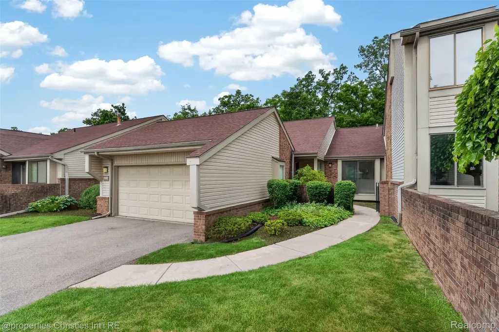 29433 W Chanticleer Drive Southfield City MI 48034