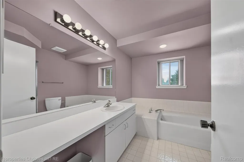 29433 W Chanticleer Drive Southfield City MI 48034