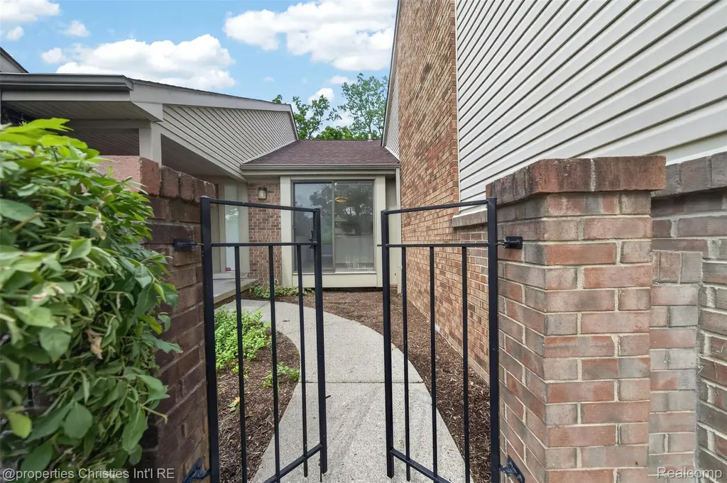 29433 W Chanticleer Drive Southfield City MI 48034
