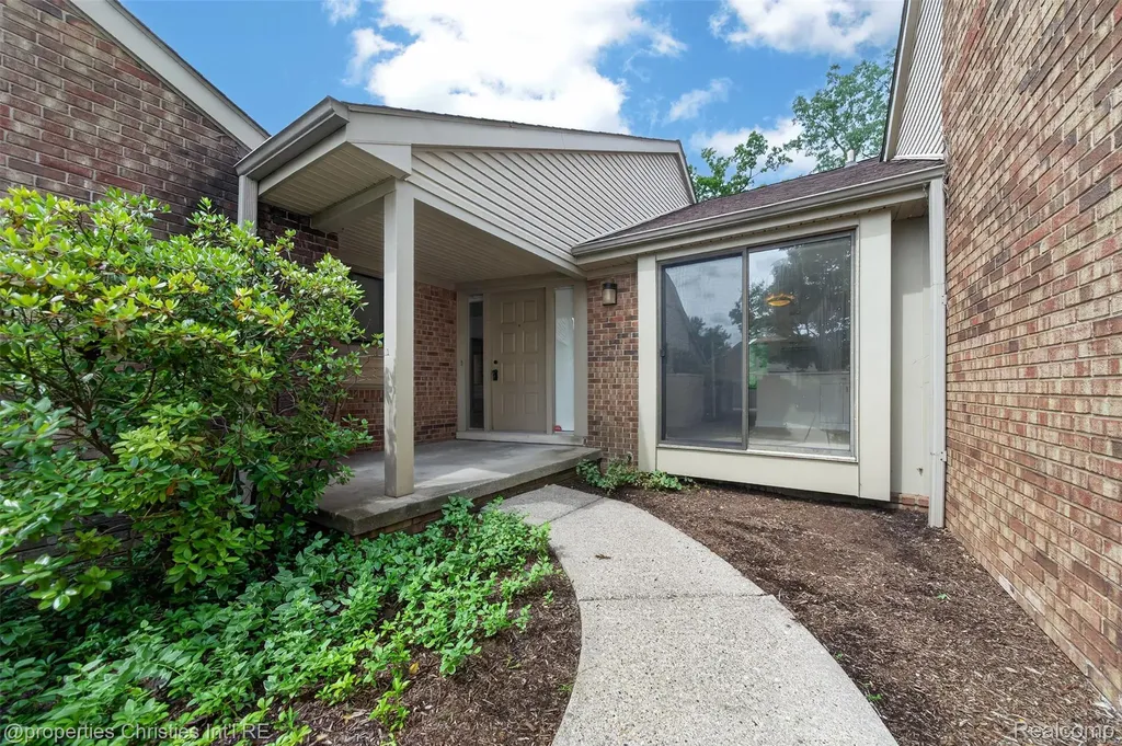 29433 W Chanticleer Drive Southfield City MI 48034