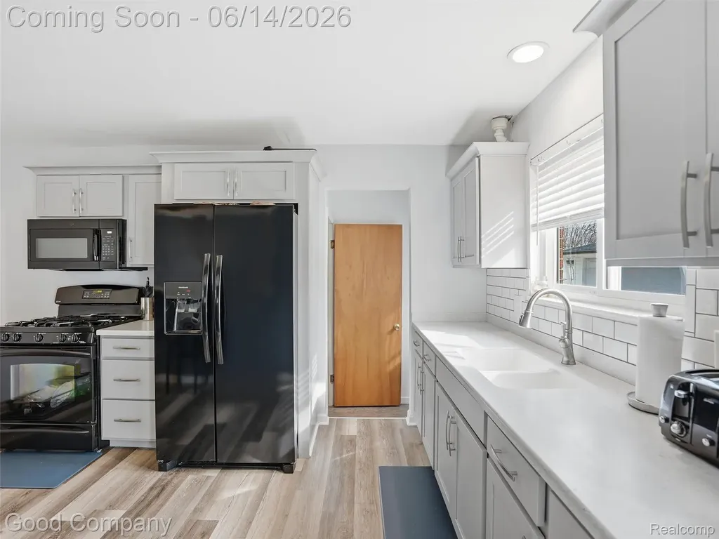 30632 Hayes Road Roseville City MI 48066