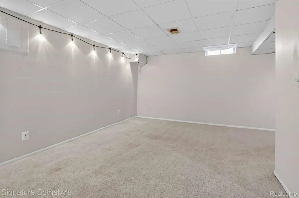 22050 Edgewater Novi City MI 48375
