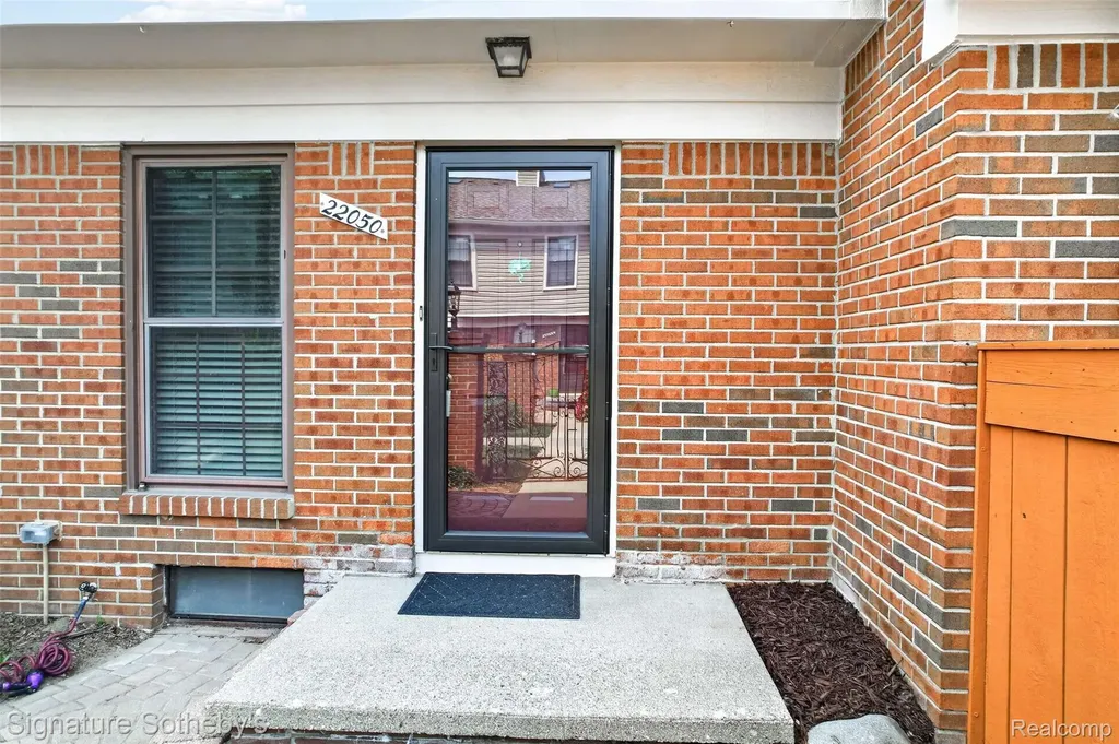 22050 Edgewater Novi City MI 48375