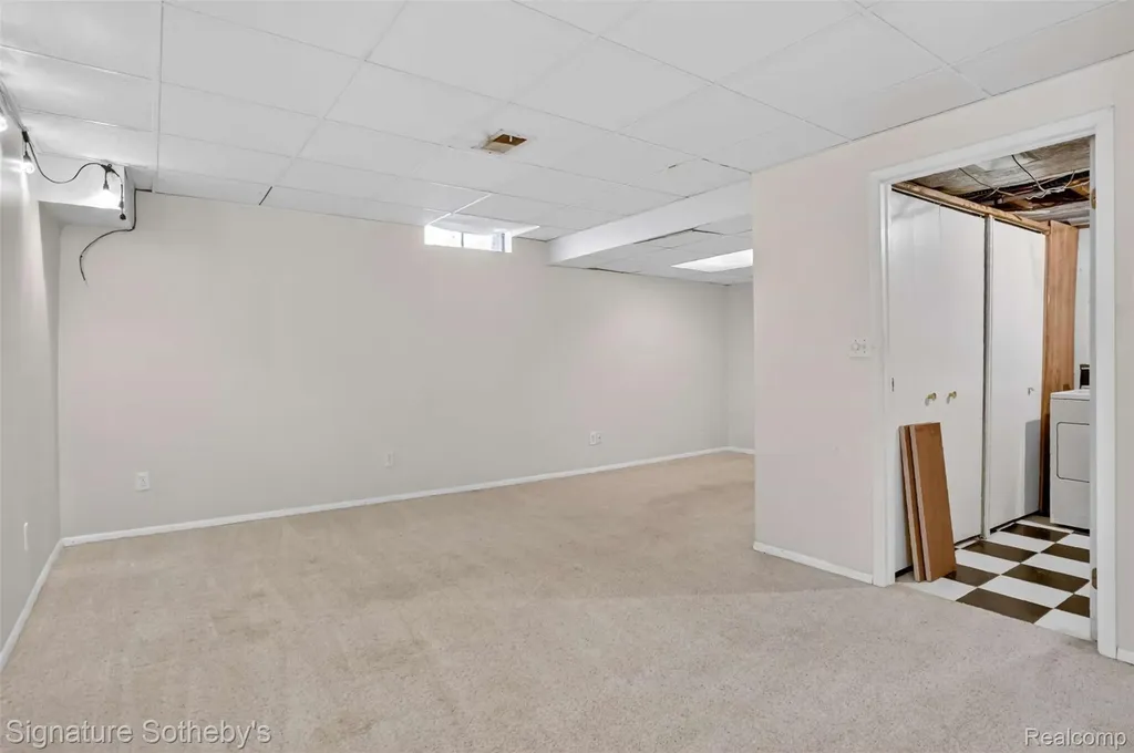 22050 Edgewater Novi City MI 48375