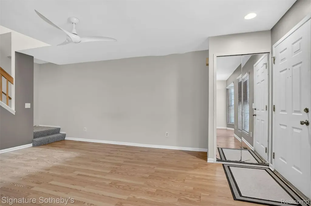 22050 Edgewater Novi City MI 48375