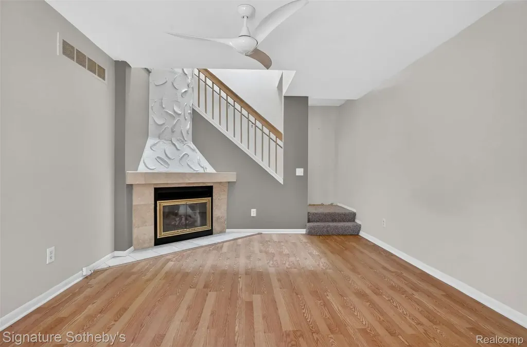 22050 Edgewater Novi City MI 48375