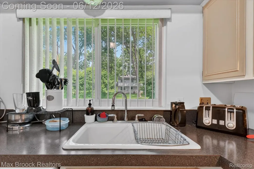 30195 Pleasant Trail Southfield City MI 48076