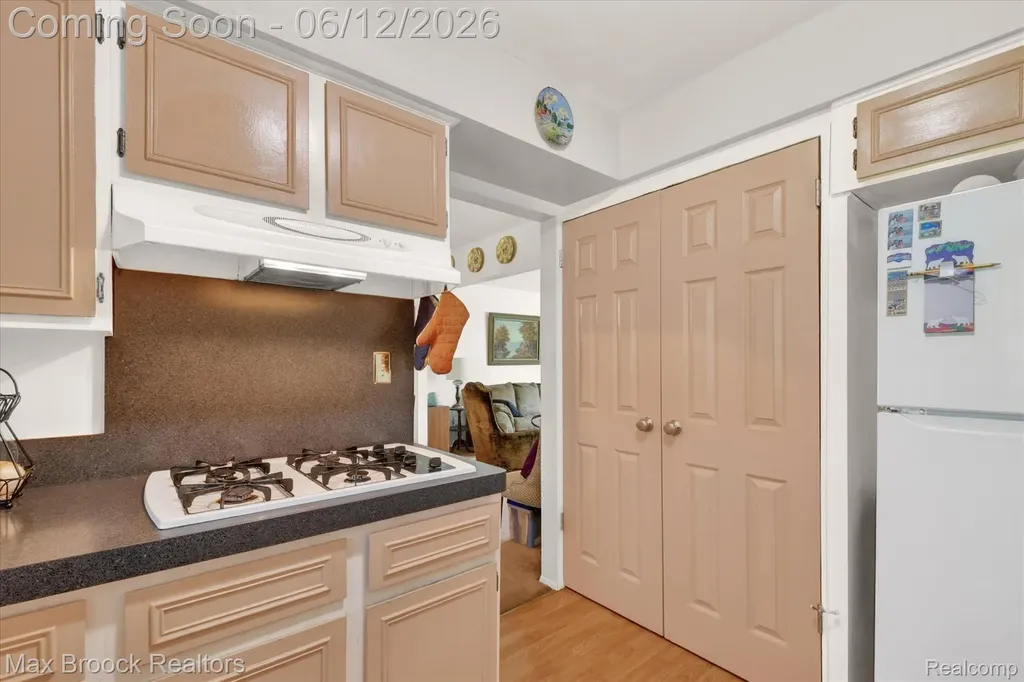 30195 Pleasant Trail Southfield City MI 48076