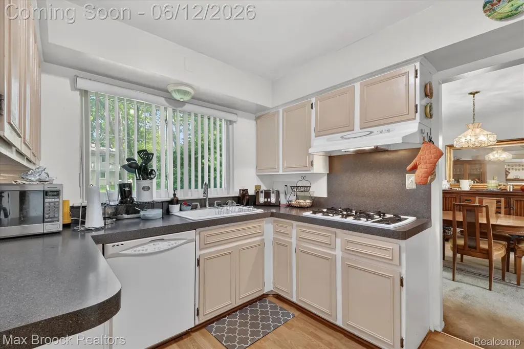 30195 Pleasant Trail Southfield City MI 48076