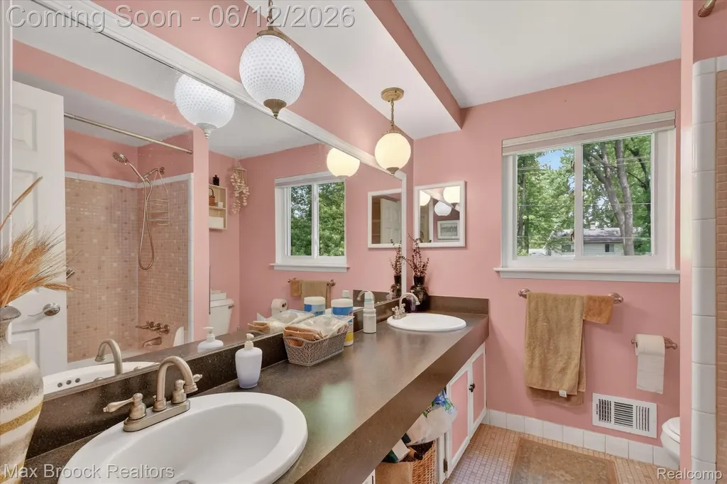 30195 Pleasant Trail Southfield City MI 48076