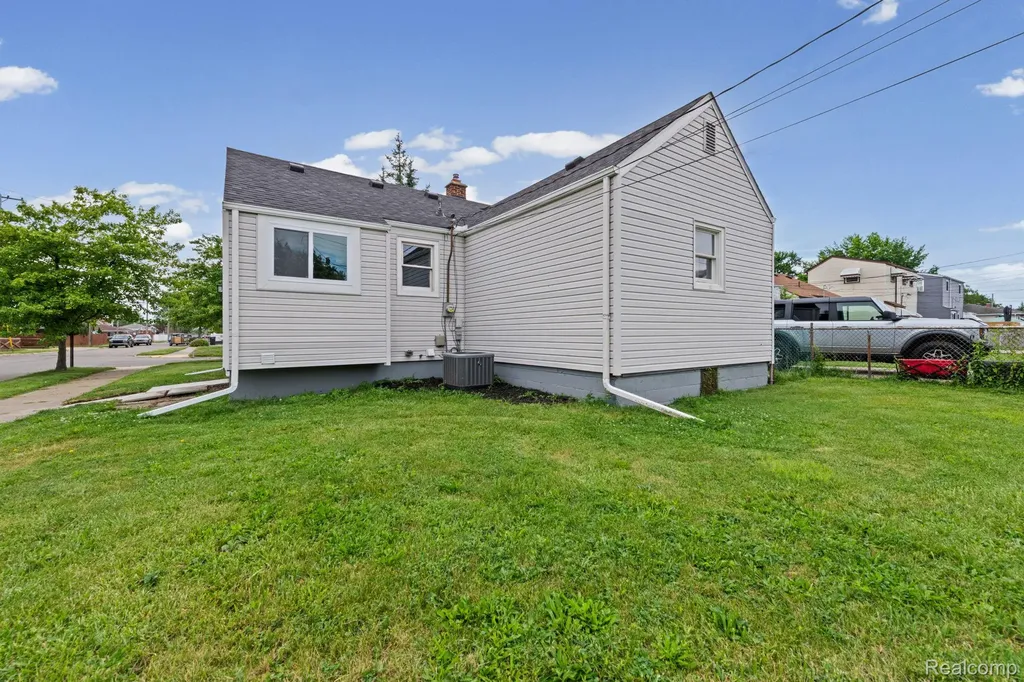 1204 8th Street Wyandotte City MI 48192
