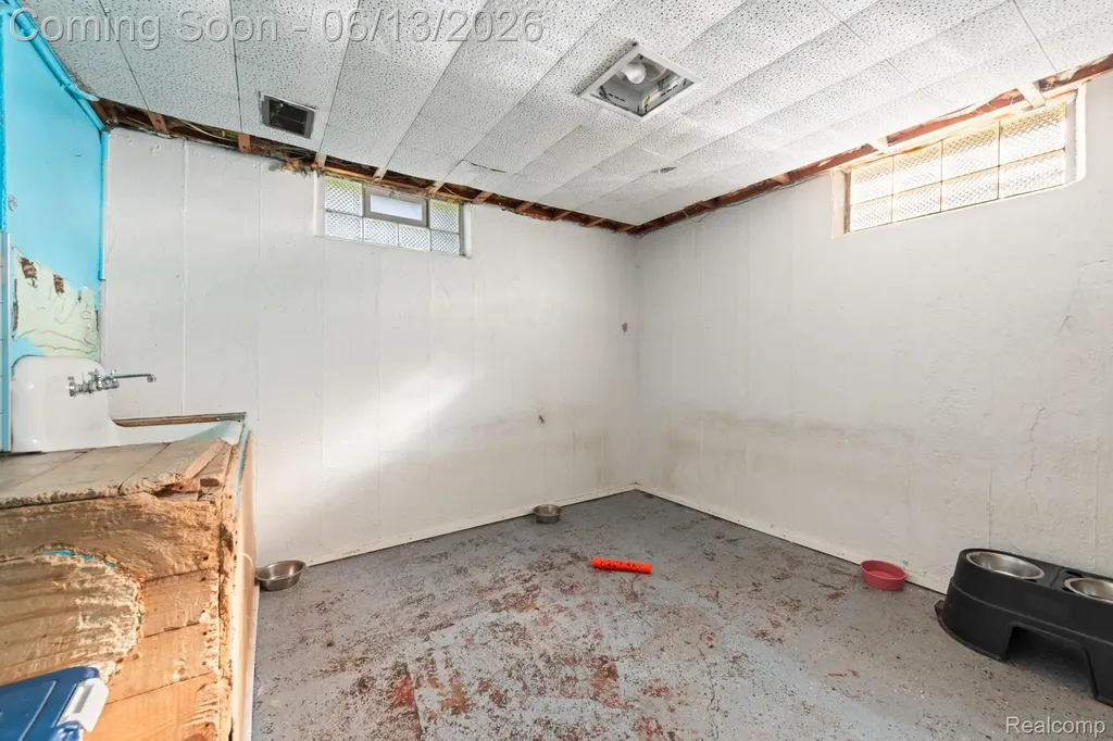 893 Ford Boulevard Lincoln Park City MI 48146