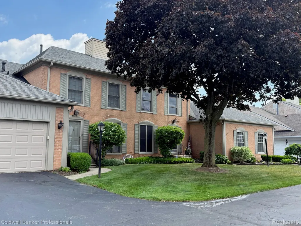 33374 Jefferson Avenue St. Clair Shores City MI 48082