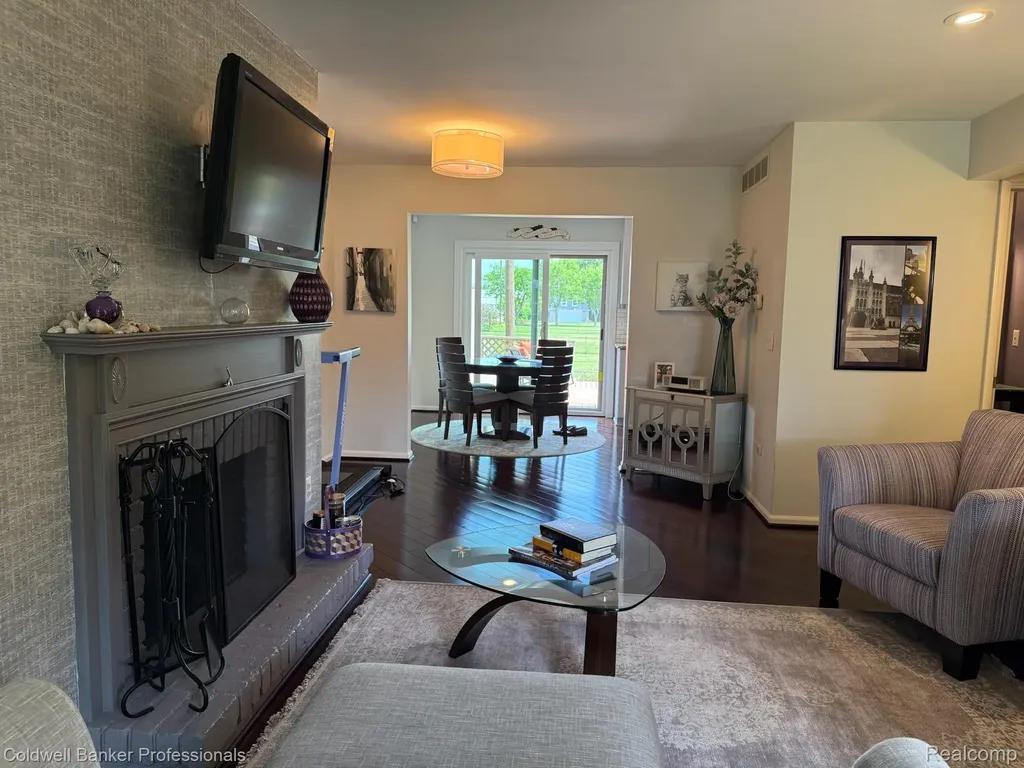 33374 Jefferson Avenue St. Clair Shores City MI 48082