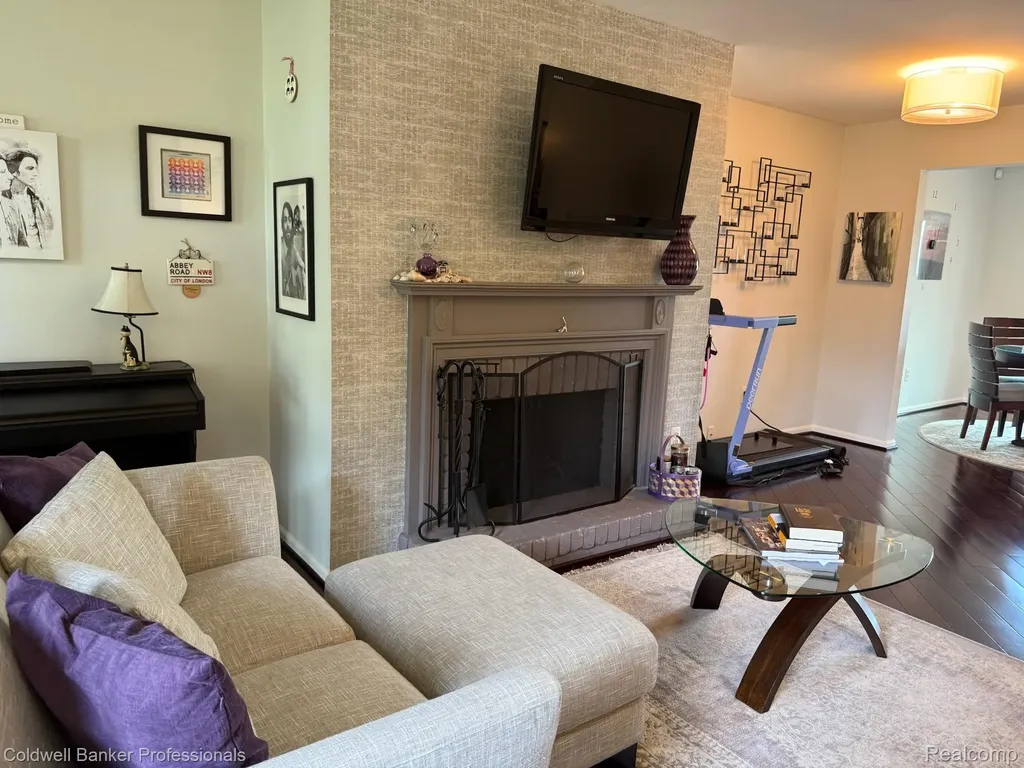 33374 Jefferson Avenue St. Clair Shores City MI 48082