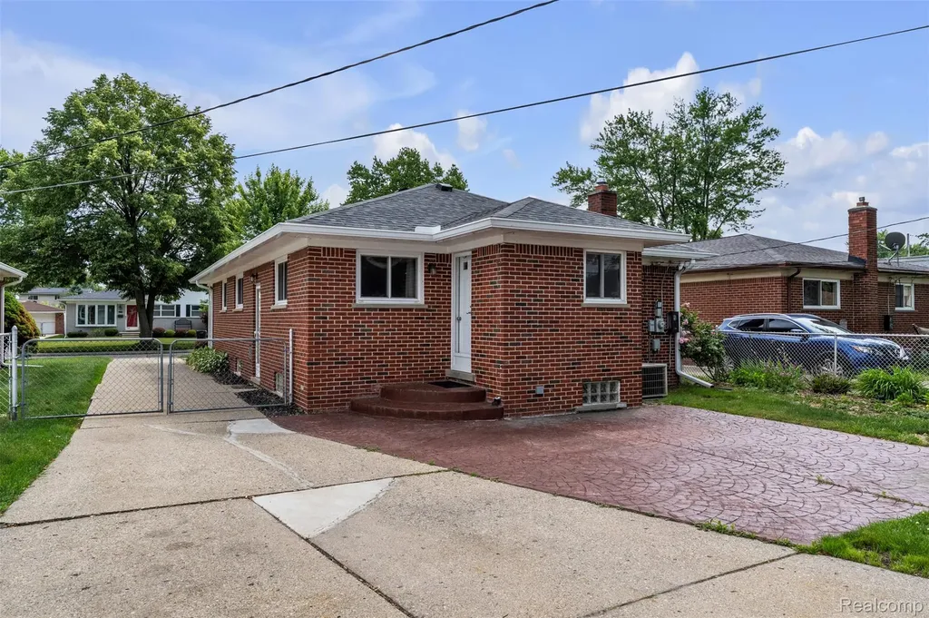 22641 Millenbach Street St. Clair Shores City MI 48081