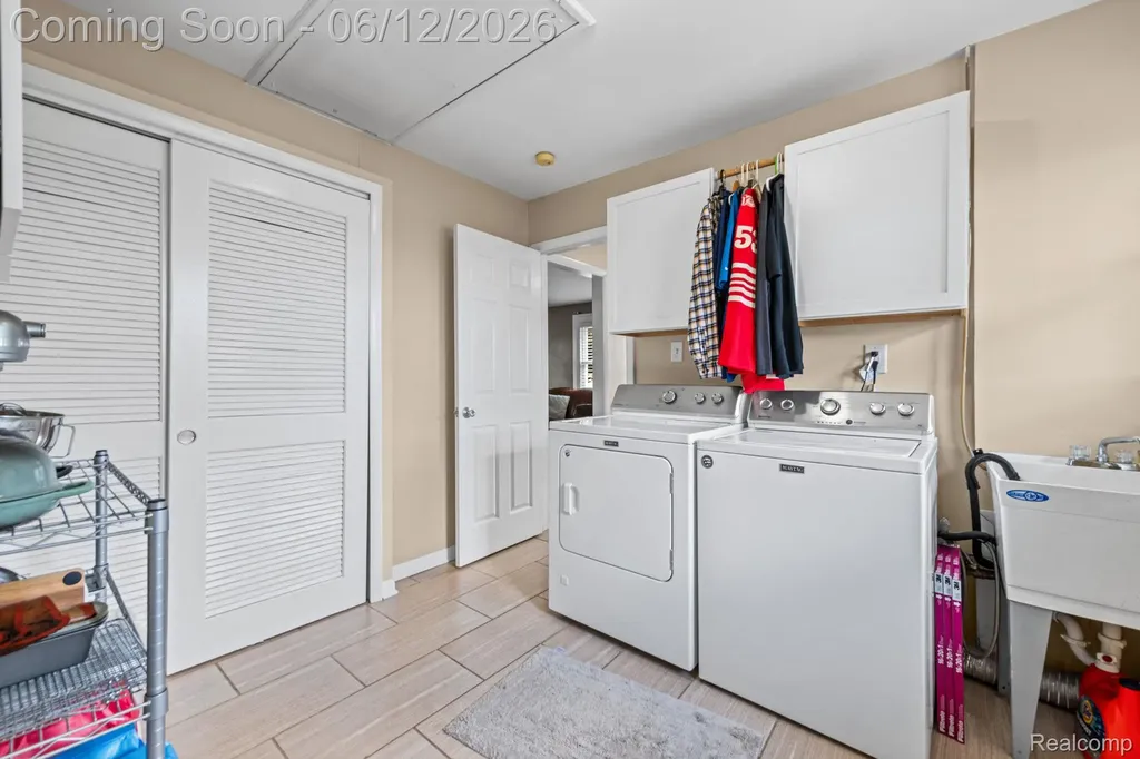 18525 Hinton Street Riverview City MI 48193