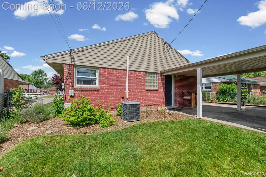 18525 Hinton Street Riverview City MI 48193
