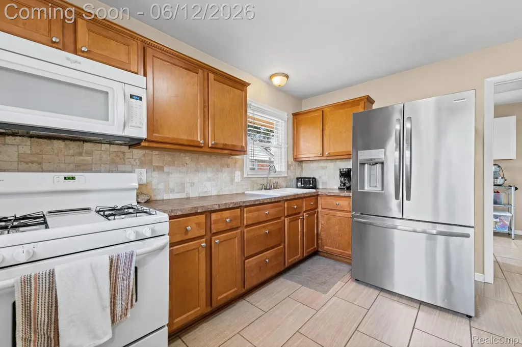 18525 Hinton Street Riverview City MI 48193