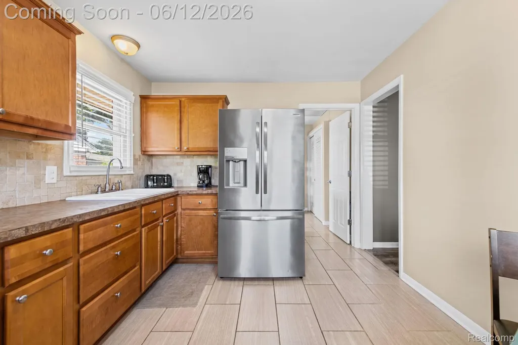 18525 Hinton Street Riverview City MI 48193