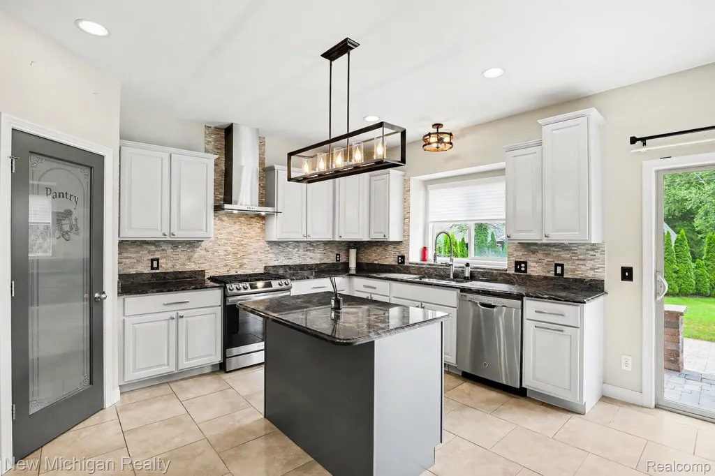 46161 S Manitou Court Shelby Charter Township MI 48317