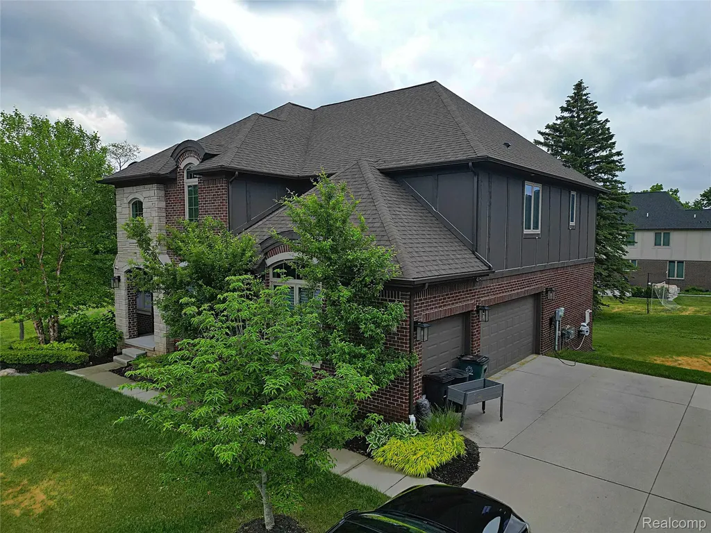 4966 Park Manor Drive Troy City MI 48098